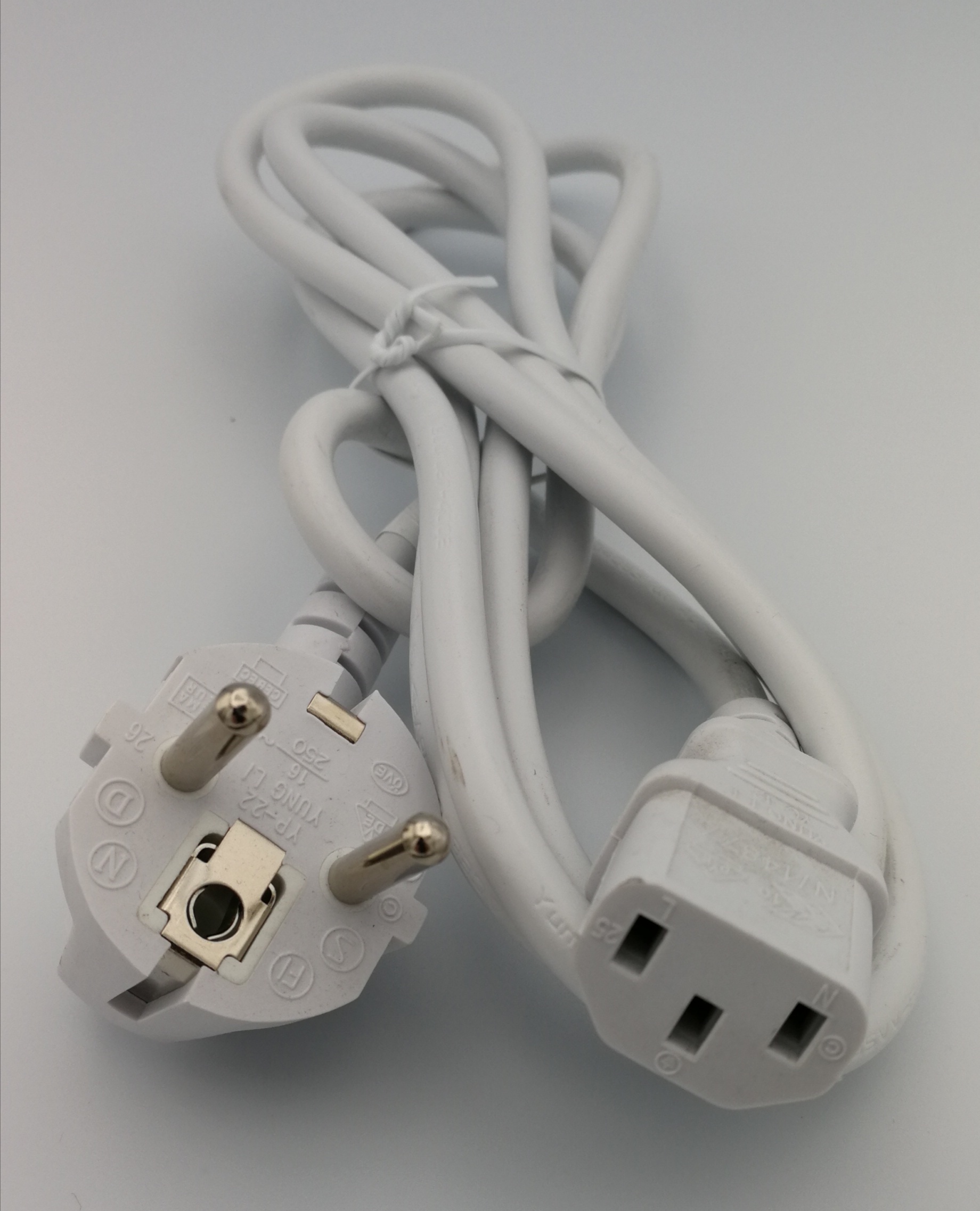 Netzkabel-3-pol-IEC60320-C14-EURO-L-white-gewinkelt-1-8m Netzkabel 3-pol